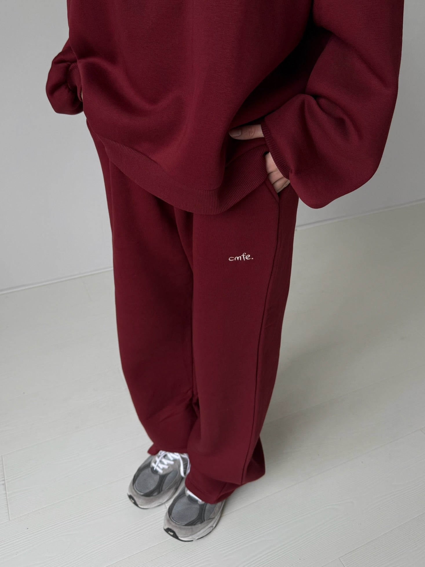 cmfe. straight leg joggers - burgundy