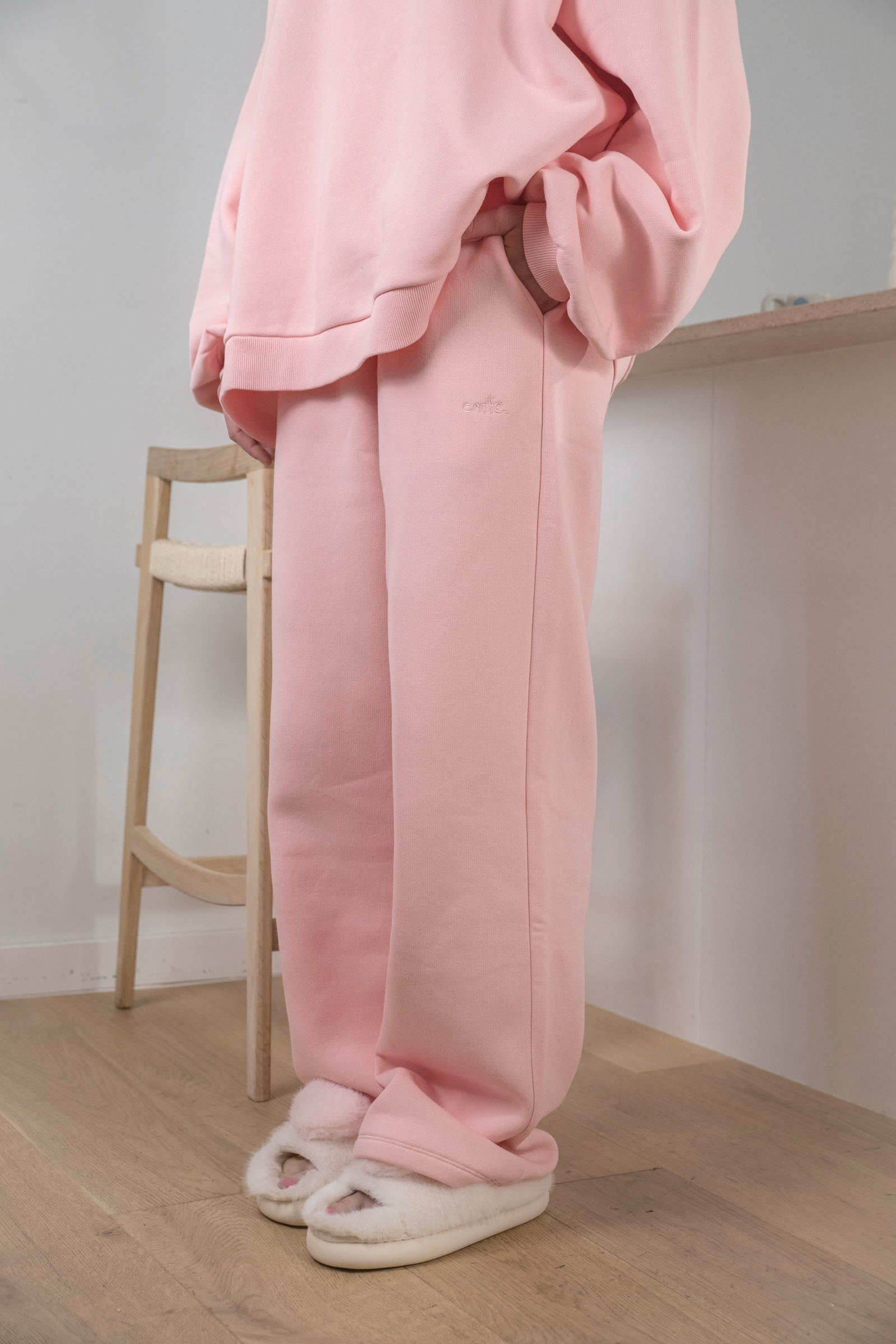 cmfe. straight leg joggers - pink