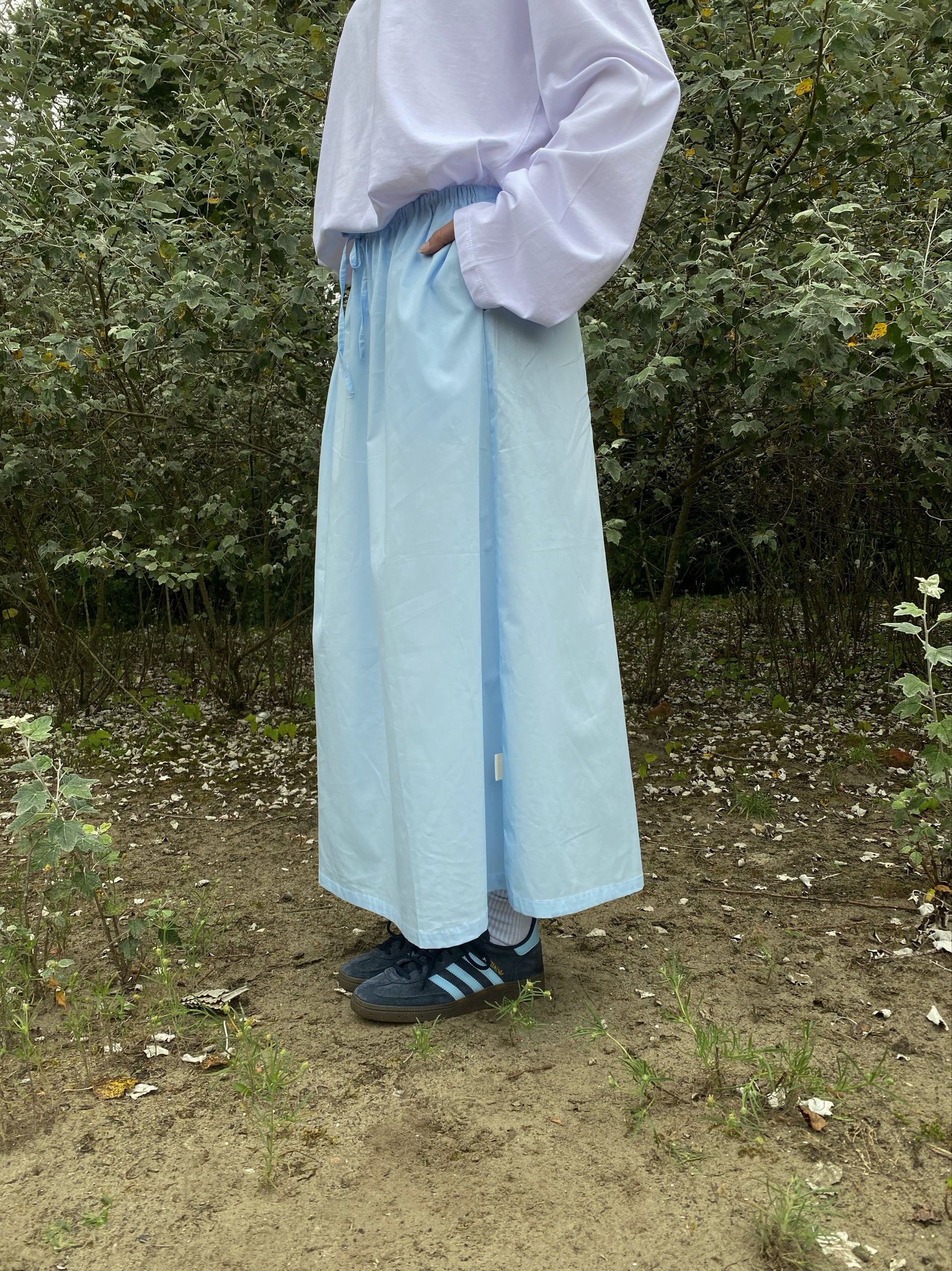 cmfe. cotton poplin skirt - light blue